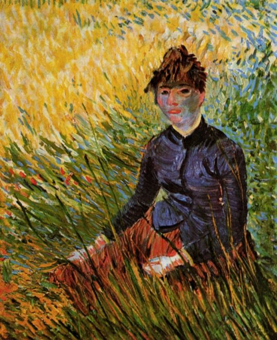 Женщина, сидящая в траве