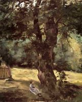 Женщина, сидящая под деревом